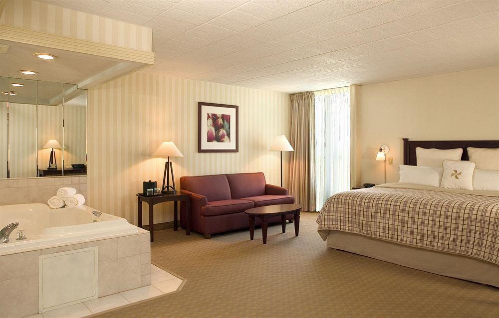 Ramada By Wyndham Greensburg Hotel & Conference Center Eksteriør billede
