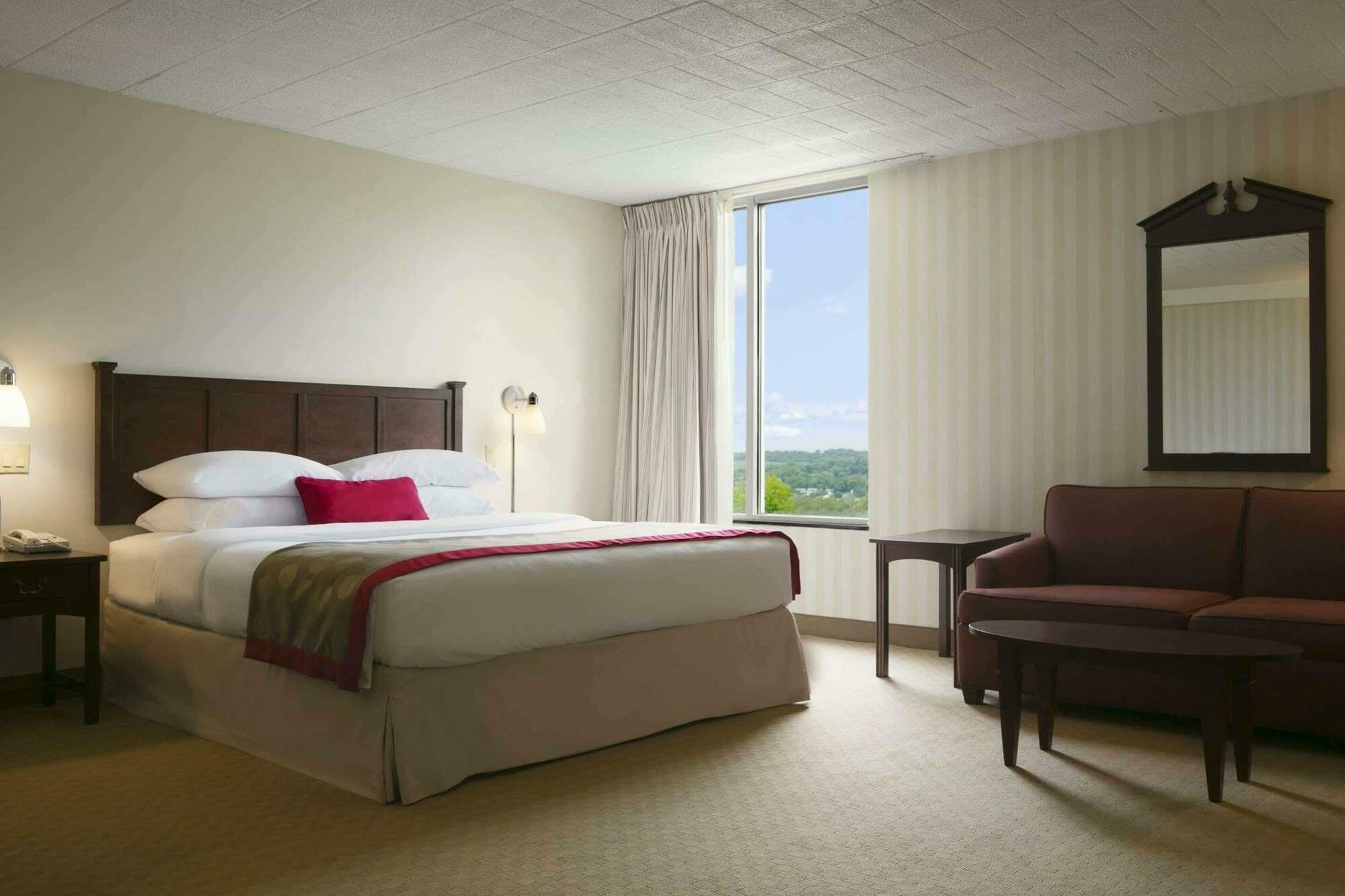 Ramada By Wyndham Greensburg Hotel & Conference Center Eksteriør billede
